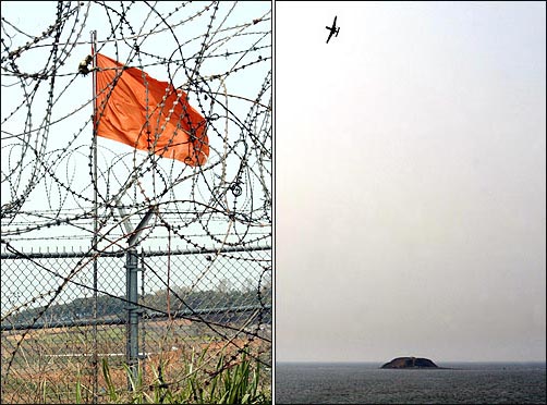 매향리 미 공군 사격장에 오늘도 사격훈련이 있음을 알리는 주홍색 깃발이 펄럭인다(왼쪽). 미 공군이 20일 농섬 상공에서 폭격 훈련을 하고 있다. 